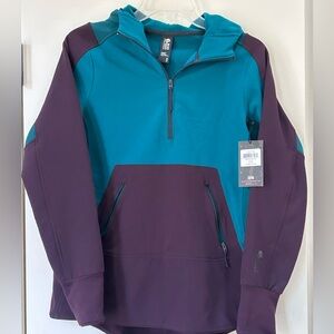 Mountain Hardwear half-zip hoodie. Size SP